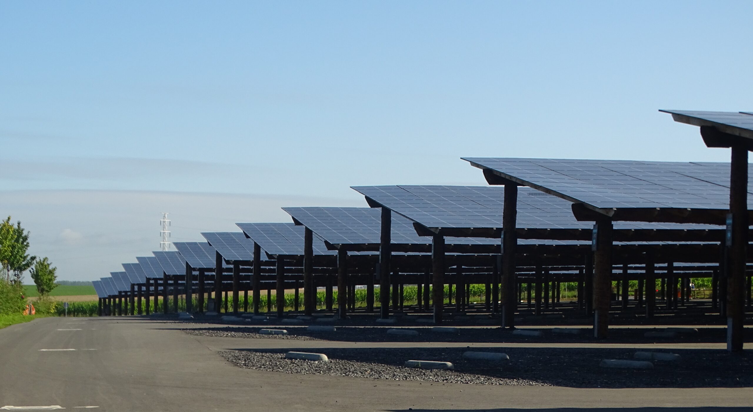 Installation de panneaux photovoltaïques sur des parkings relais et le garage atelier du métro